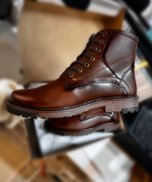 Bota atemporal Charlie para hombre color coñac